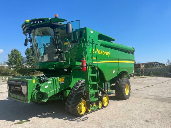 Sklízecí mlátička John Deere S685i