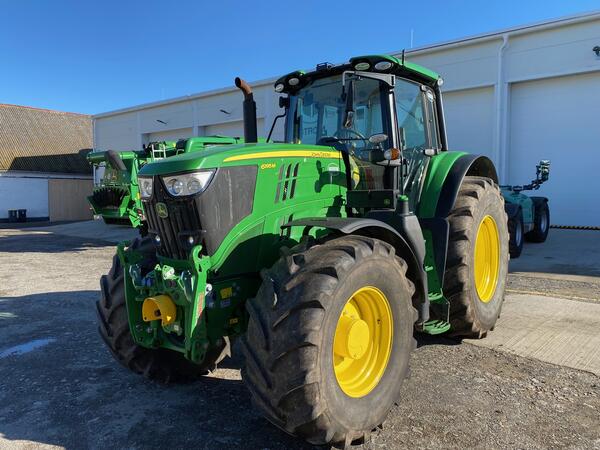 Kolový traktor John Deere 6195M
