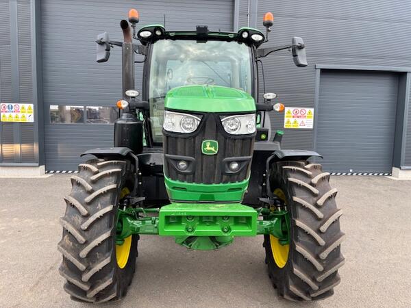 Kolový traktor John Deere 6135R