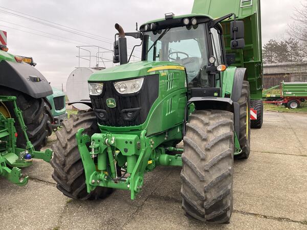 Kolový traktor John Deere 6155M CommandQuad