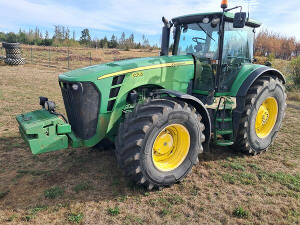 Použitý kolový traktor John Deere 8330