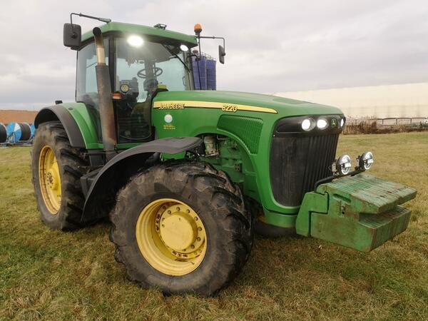 Kolový traktor John Deere 8220 PowerShift ( bez TLS odpružené nápravy )