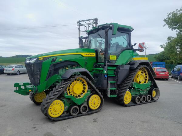 Pásový traktor John Deere 8RX410