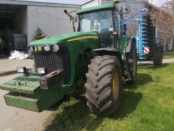 Kolový traktor John Deere 8120