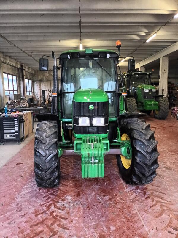 Kolový traktor John Deere 6330 Standard