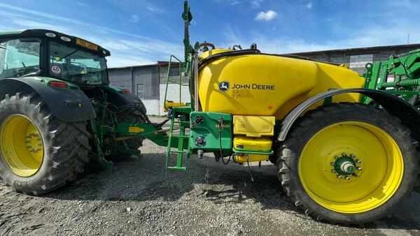 Tažený postřikovač John Deere 740i 24/12m