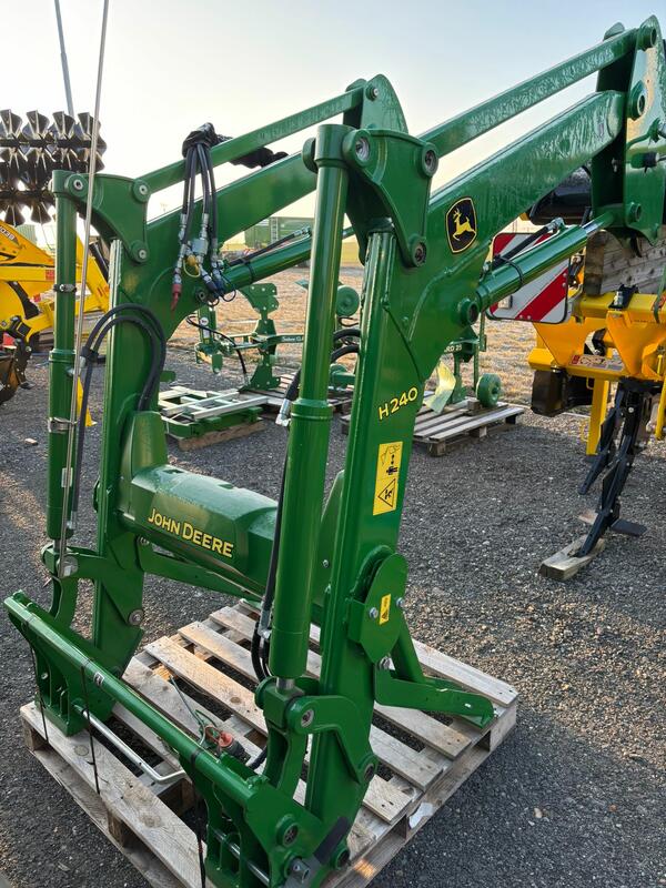 Čelní nakladač John Deere H240