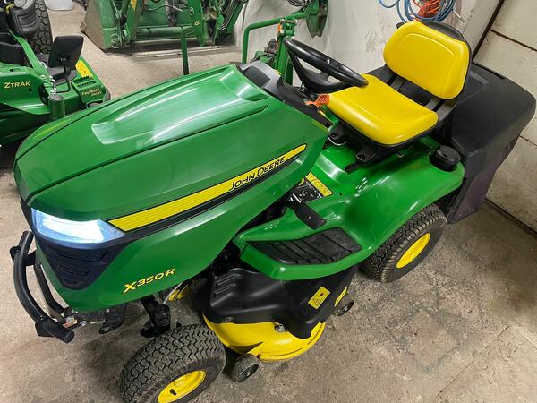 Zahradní traktor John Deere X350R