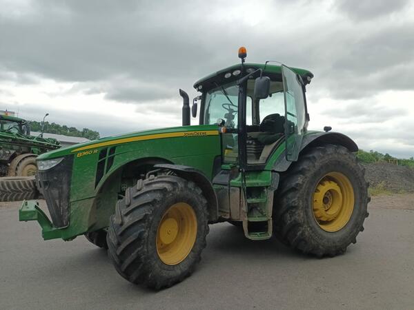 Kolový traktor John Deere 8360R