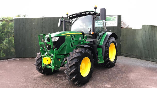 Kolový traktor John Deere 6120R