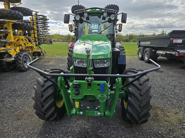 Chmelový kolový traktor John Deere 5120ML
