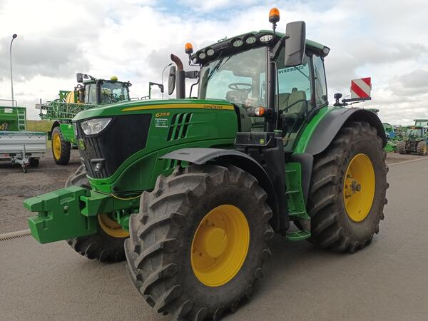 Kolový traktor John Deere 6215R CommandPRO