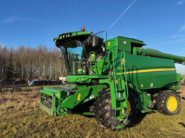 Sklízecí kolová mlátička John Deere T670i