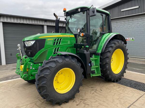 Kolový traktor John Deere 6120M