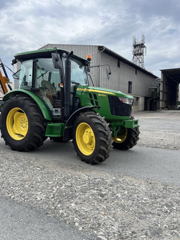 Kolový traktor John Deere 5075E