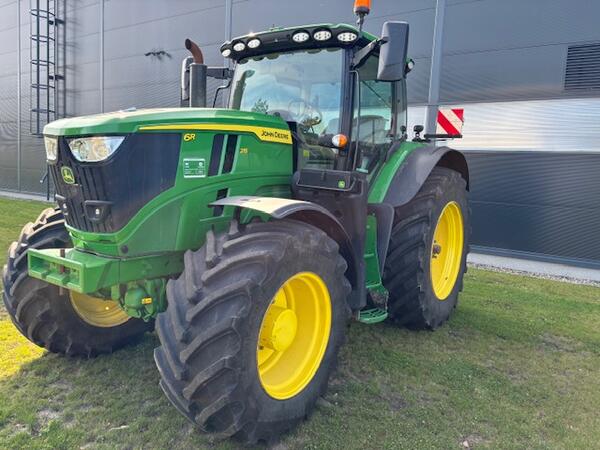 Kolový traktor John Deere 6R215