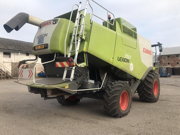 Starší sklízecí mlátička – kombajn – Claas Lexion 750