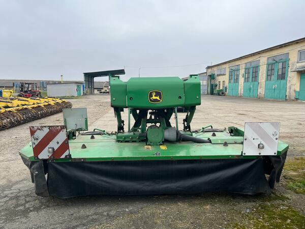 Čelní mačkač John Deere 131 s kondicionerem