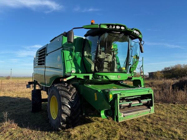 Sklízecí kolová mlátička John Deere T670i