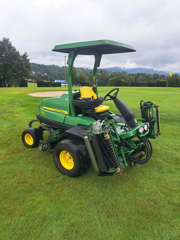 Vřetenová sekačka John Deere 8700A na fotbalová a golfová hřiště