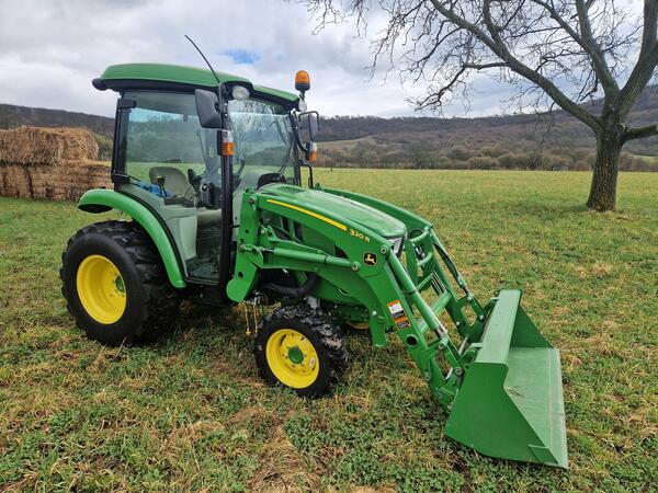 Zánovní traktor John Deere 3046R včetně čelního nakladače 320R