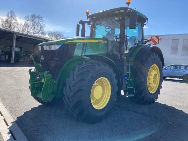 Kolový traktor John Deere 7310R