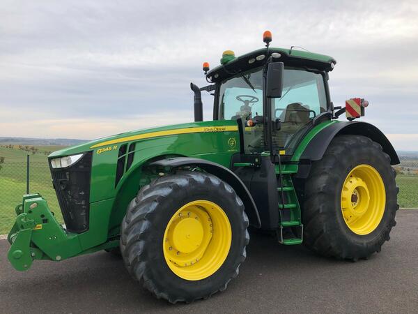 Kolový traktor John Deere 8345R