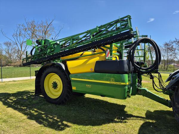 Použitý težený postřikovač John Deere 952i