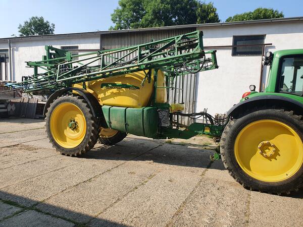 Tažený postřikovač John Deere 740i