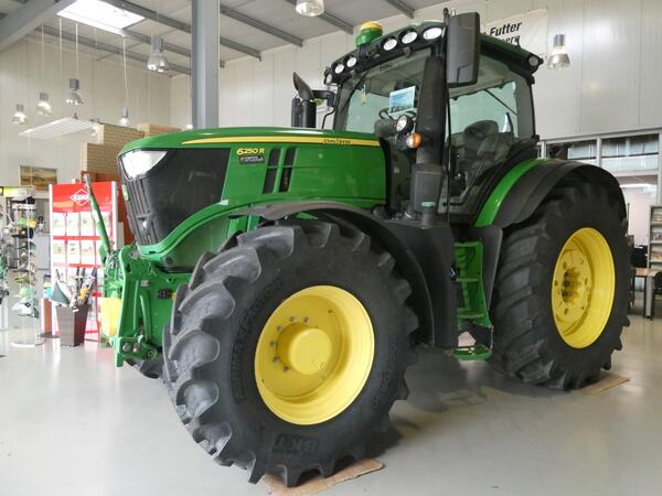 Kolový traktor John Deere 6250R