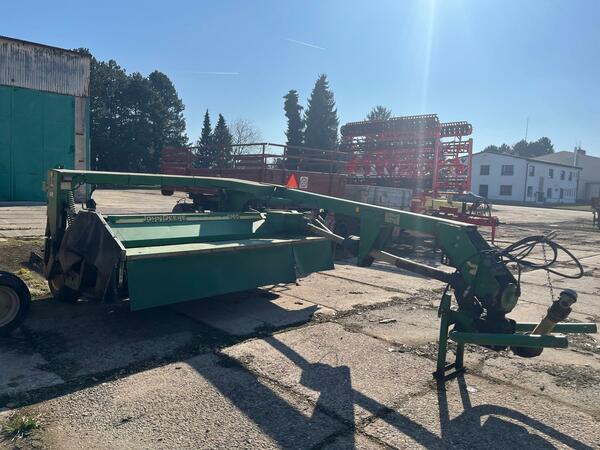 Tažený mačkač John Deere 1365 s kondicionerem