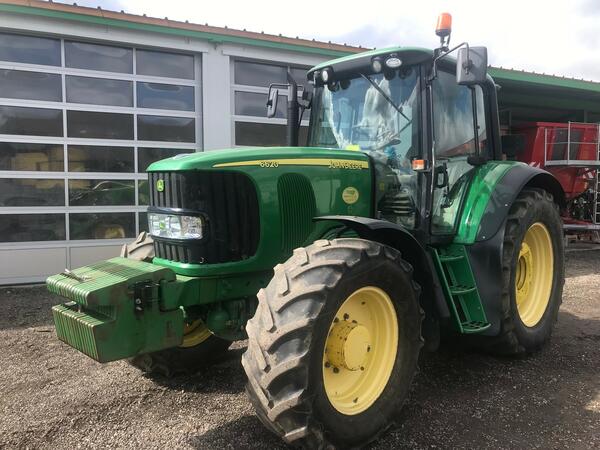 Starší kolový traktor JOHN DEERE 6620 PREMIUM