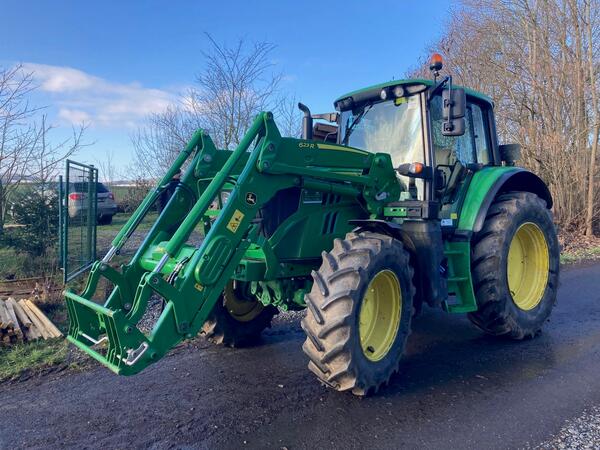 Kolový traktor John Deere 6120M  s čelním nakladačem John Deere 623R