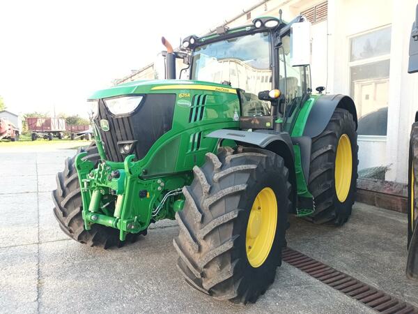 Kolový traktor John Deere 6215R CommandPRO