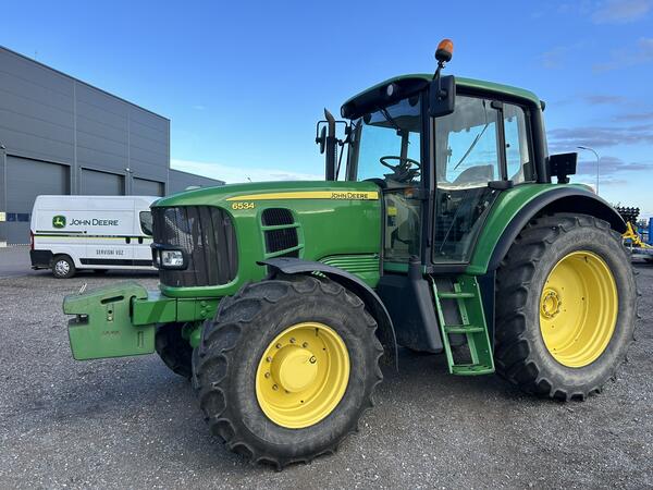 Starší kolový traktor JOHN DEERE 6534 STANDARD LX