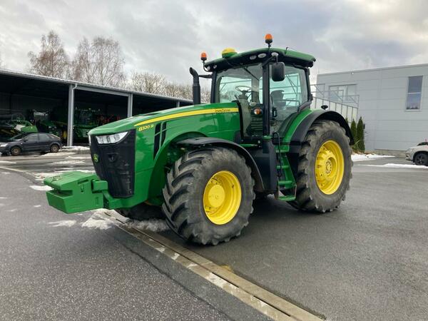 Kolový traktor John Deere 8320R