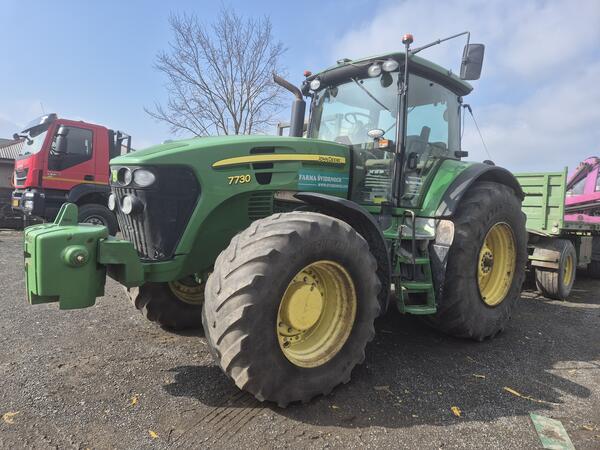 Kolový traktor John Deere 7730