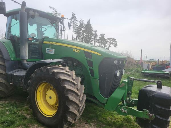 Kolový traktor John Deere 8330