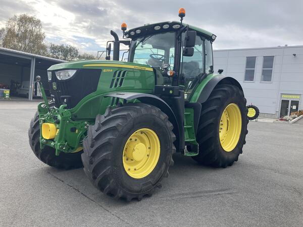 Kolový traktor John Deere 6215R