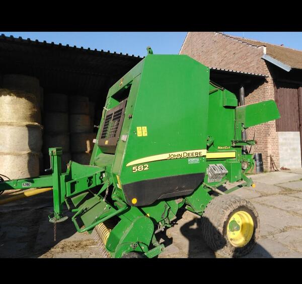 Svinovací lis John Deere 582 MaxiCut