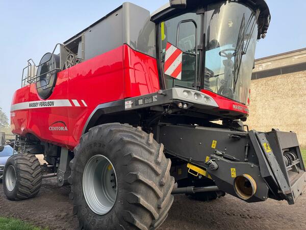 Sklízecí mlatička Massey Ferguson 7382 Centora