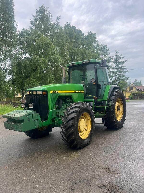 Kolový traktor John Deere 8300