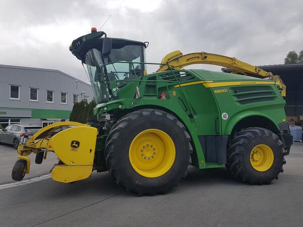 Samojízdná řezačka John Deere 8800