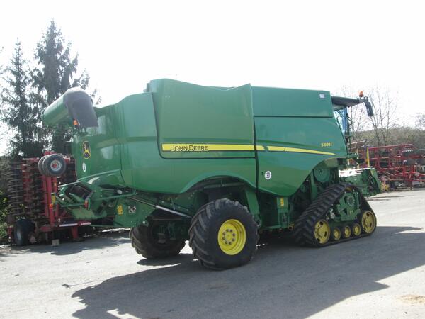 John Deere S685i