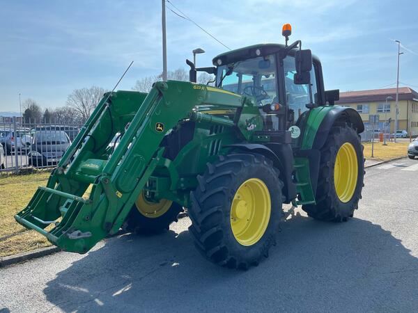 Kolový traktor John Deere 6120M s čelním nakladačem 623R