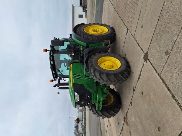 Kolový traktor John Deere 6175R