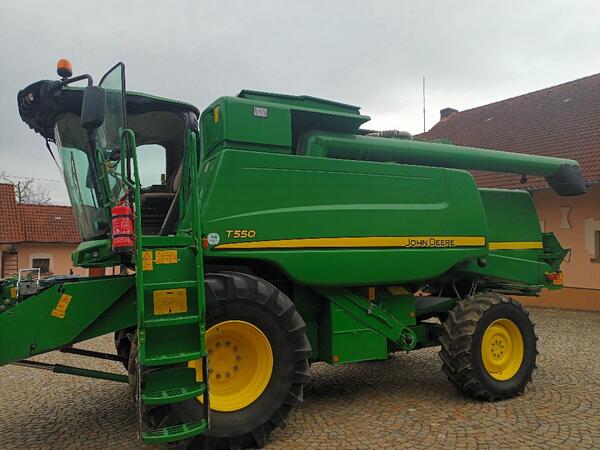 Sklízecí mlátička John Deere T550