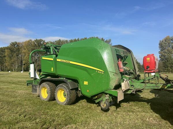 Svinovací lis s integrovanou baličkou JOHN DEERE C451R