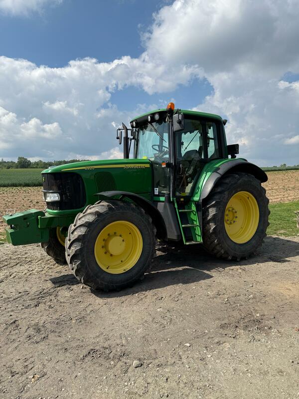 Kolový traktor John Deere 6920