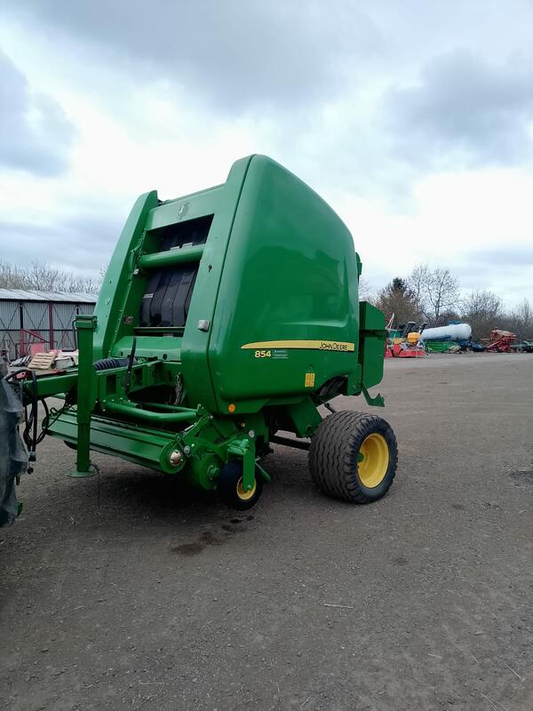 Svinovací lis John Deere 854 MaxiCut